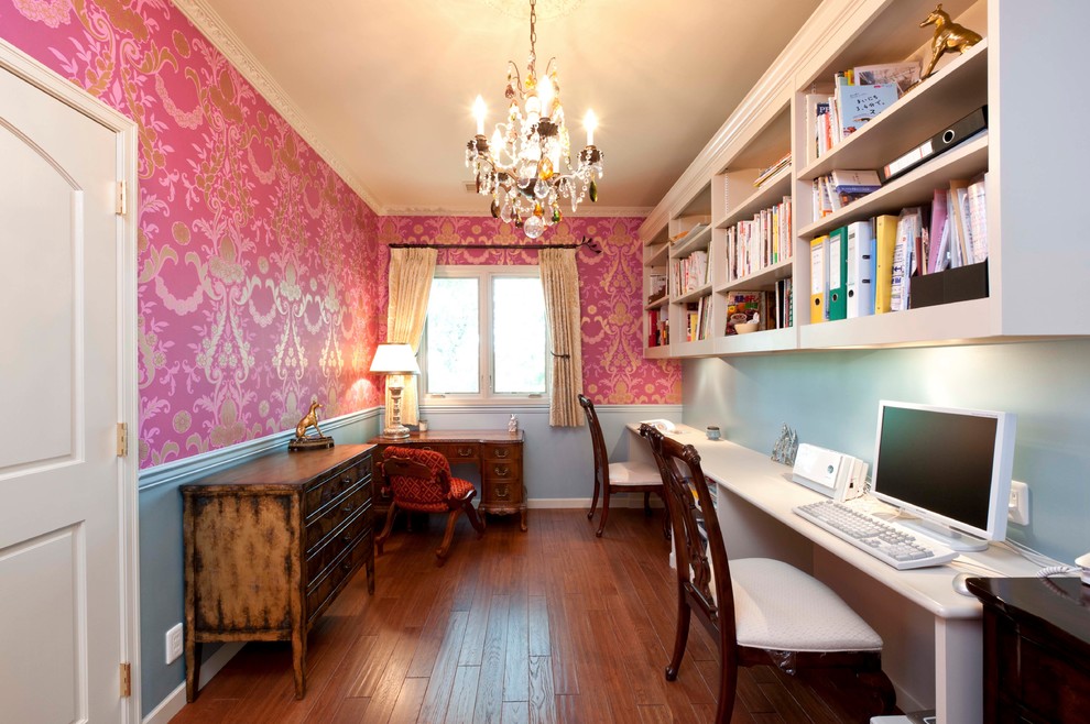 他の地域にあるヴィクトリアン調のおしゃれなホームオフィス・書斎 (マルチカラーの壁、無垢フローリング、自立型机、茶色い床) の写真