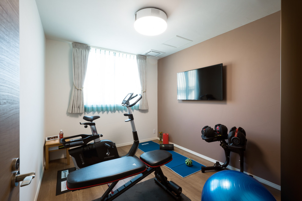 Photo of a medium sized scandi home weight room in Tokyo with beige walls, plywood flooring and beige floors.