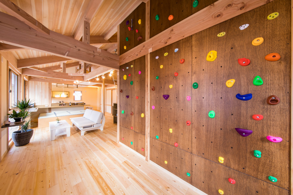 Ispirazione per una parete da arrampicata minimal con pareti marroni, parquet chiaro, pavimento beige, soffitto a volta e soffitto in legno