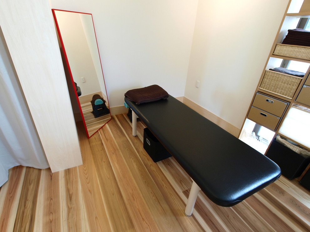 Exemple d'une salle de musculation scandinave avec un mur blanc, parquet clair et un sol beige.