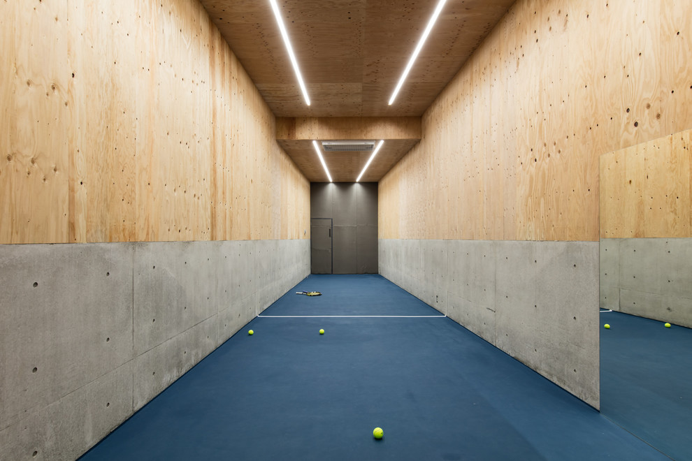 Стильный дизайн: домашний тренажерный зал в стиле модернизм с бежевыми стенами и синим полом - последний тренд