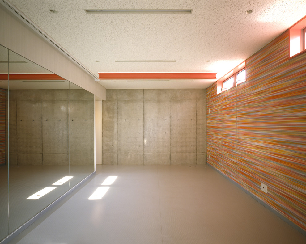 Foto di una palestra in casa minimalista con pareti multicolore