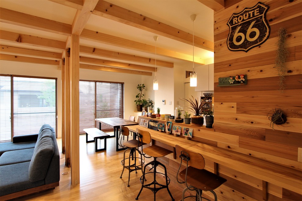 Aménagement d'un bar de salon moderne avec un sol en bois brun, un sol marron et un plan de travail marron.
