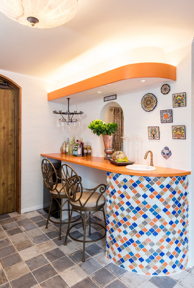 Пример оригинального дизайна: прямой домашний бар среднего размера с врезной мойкой, деревянной столешницей, полом из керамической плитки, синим полом и оранжевой столешницей