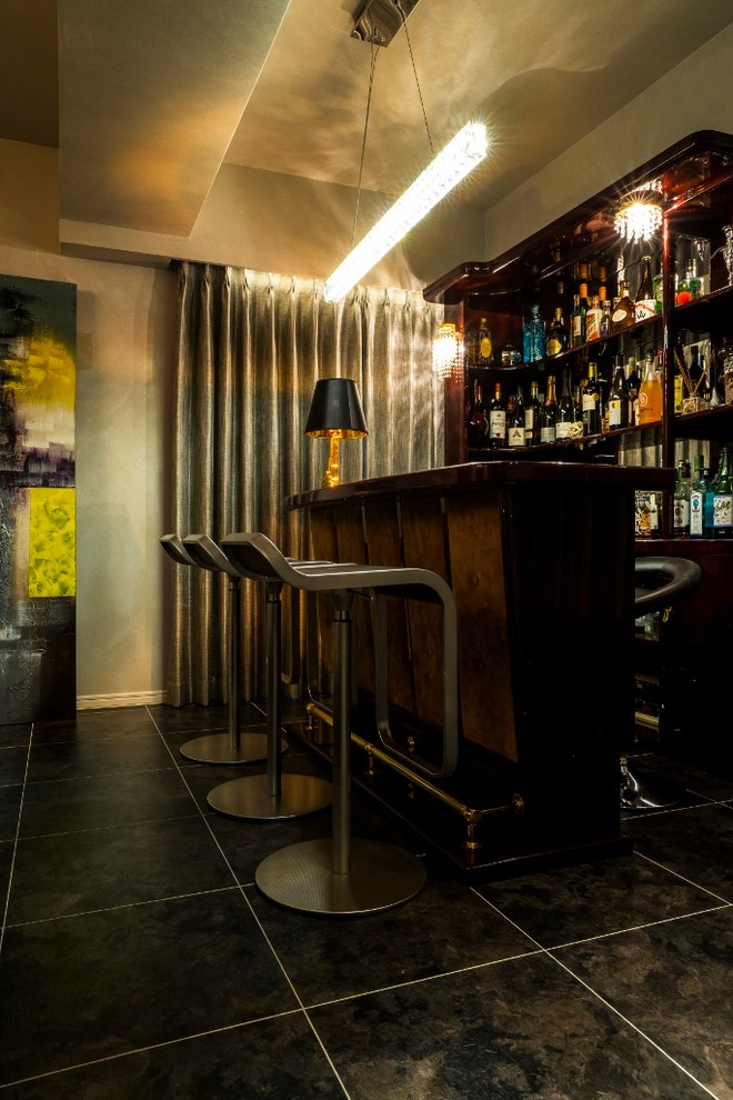 Пример оригинального дизайна: домашний бар в стиле модернизм с барной стойкой