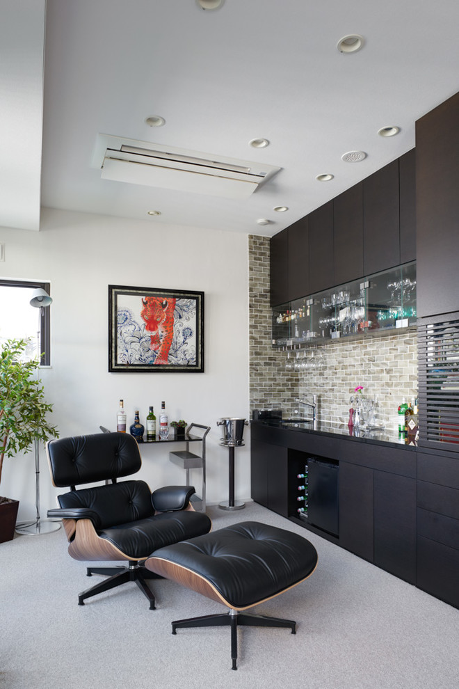 Einzeilige Moderne Hausbar mit Bartresen, flächenbündigen Schrankfronten, braunen Schränken, Küchenrückwand in Beige und Teppichboden in Tokio