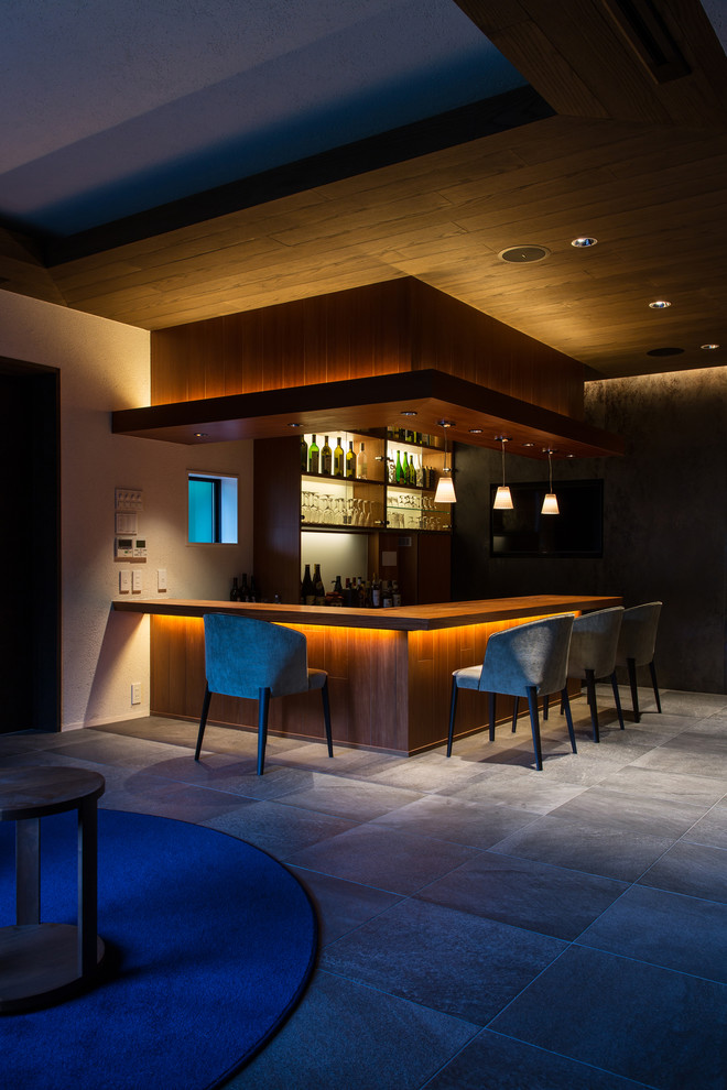 Aménagement d'un grand bar de salon moderne avec un sol en carrelage de céramique et un sol gris.