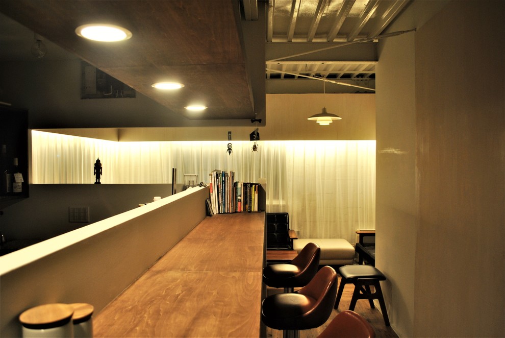 Immagine di un piccolo bancone bar moderno con top in legno, parquet scuro, pavimento marrone, top marrone, lavello integrato, nessun'anta e ante marroni