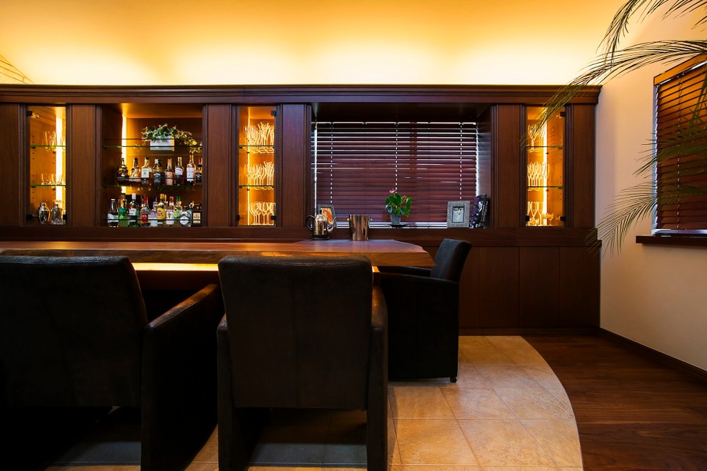 This is an example of a contemporary home bar in Tokyo.