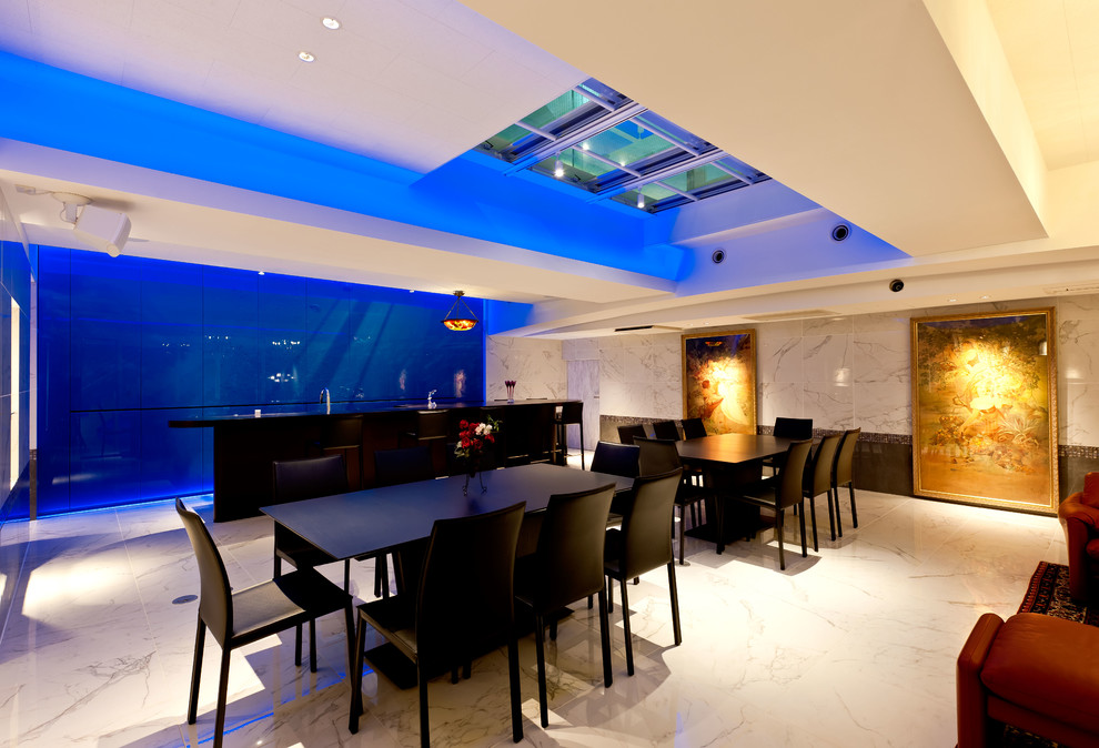 Exemple d'un grand bar de salon linéaire tendance avec des tabourets, un placard à porte plane, des portes de placard bleues et un sol en marbre.
