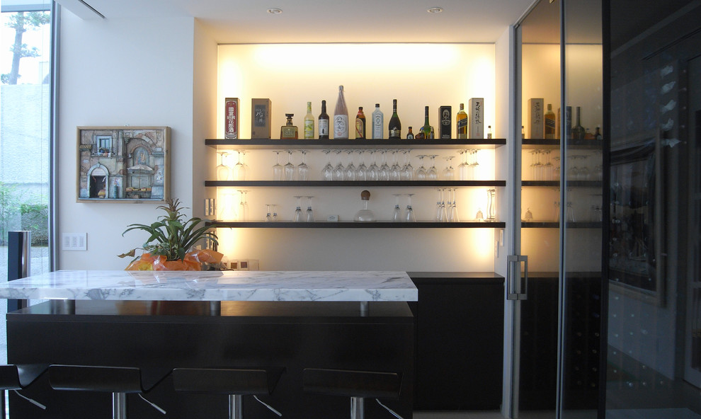 Foto di un ampio bancone bar moderno con nessun'anta, ante marroni, top in marmo e top bianco