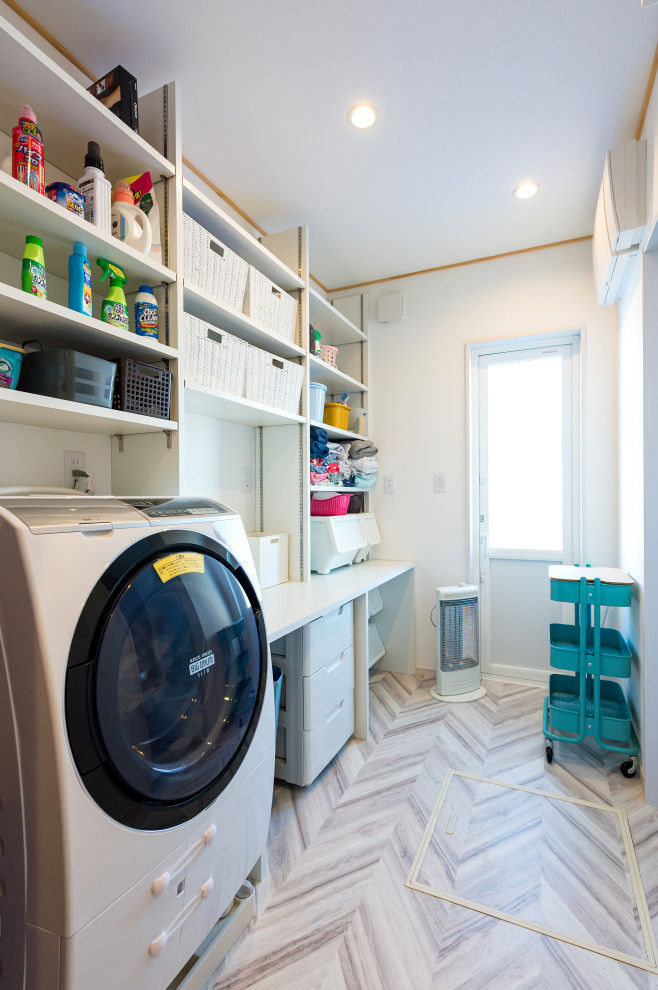 他の地域にあるミッドセンチュリースタイルのおしゃれな洗濯室 (オープンシェルフ、白いキャビネット、木材カウンター、グレーの床、白いキッチンカウンター) の写真