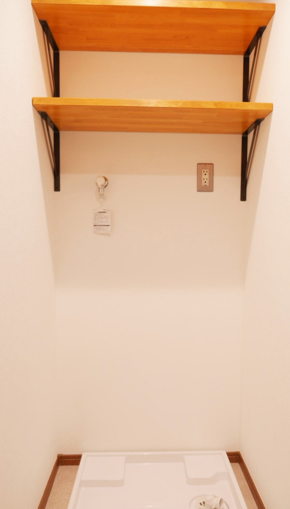 Exempel på en liten 60 tals linjär tvättstuga enbart för tvätt och med garderob, med öppna hyllor, bruna skåp, vita väggar, vinylgolv och grått golv