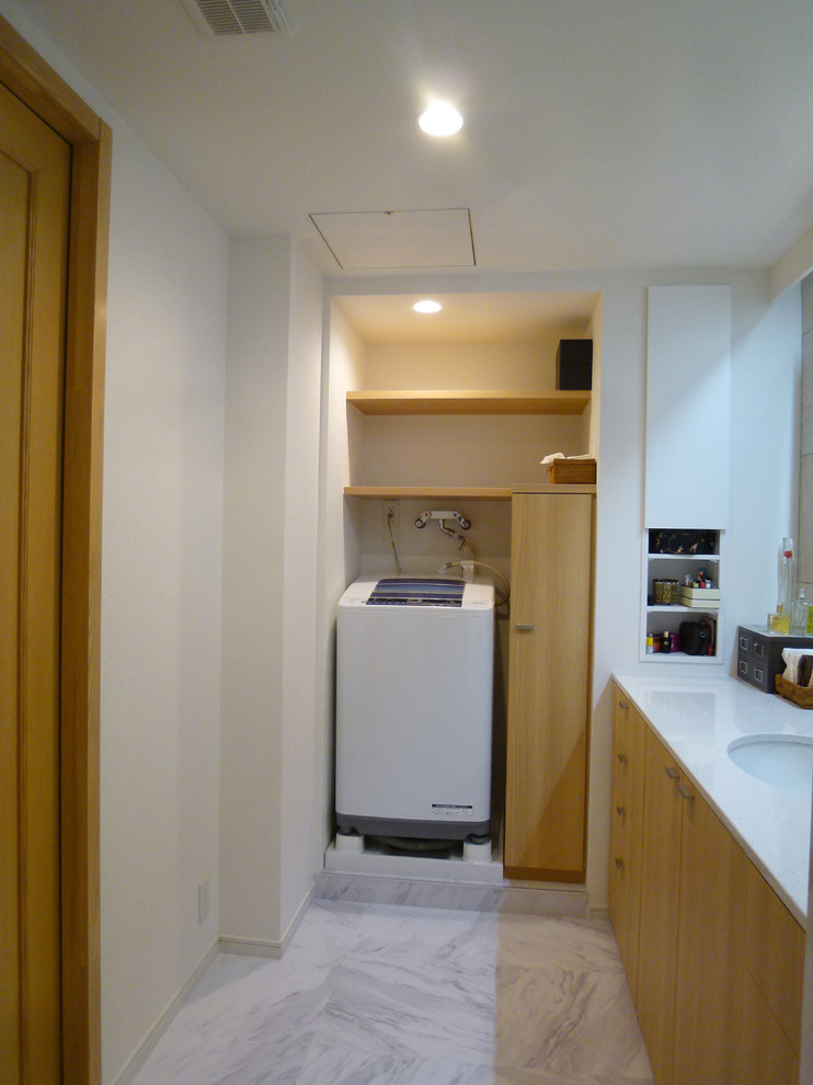 Exempel på en liten modern linjär tvättstuga enbart för tvätt och med garderob, med öppna hyllor, skåp i ljust trä, träbänkskiva, vita väggar och marmorgolv