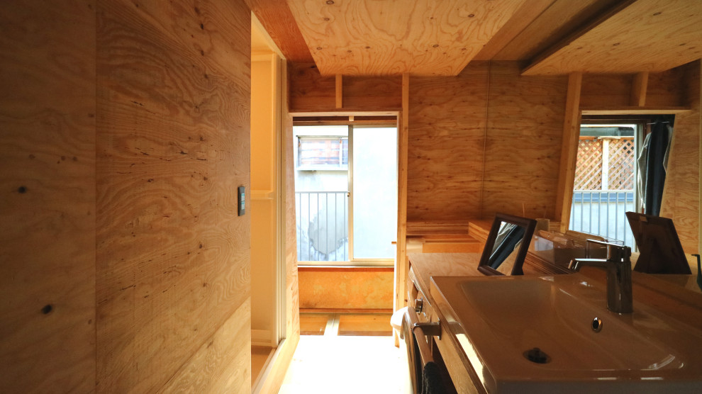 大阪にある低価格の小さなコンテンポラリースタイルのおしゃれなランドリークローゼット (I型、ドロップインシンク、ガラス扉のキャビネット、濃色木目調キャビネット、木材カウンター、ベージュキッチンパネル、木材のキッチンパネル、ベージュの壁、淡色無垢フローリング、ベージュの床、ベージュのキッチンカウンター、三角天井、羽目板の壁) の写真