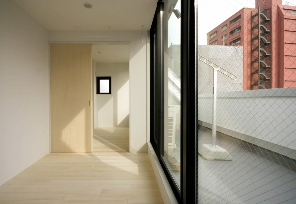 Пример оригинального дизайна: большая прямая универсальная комната в современном стиле с белыми стенами, светлым паркетным полом и белым полом