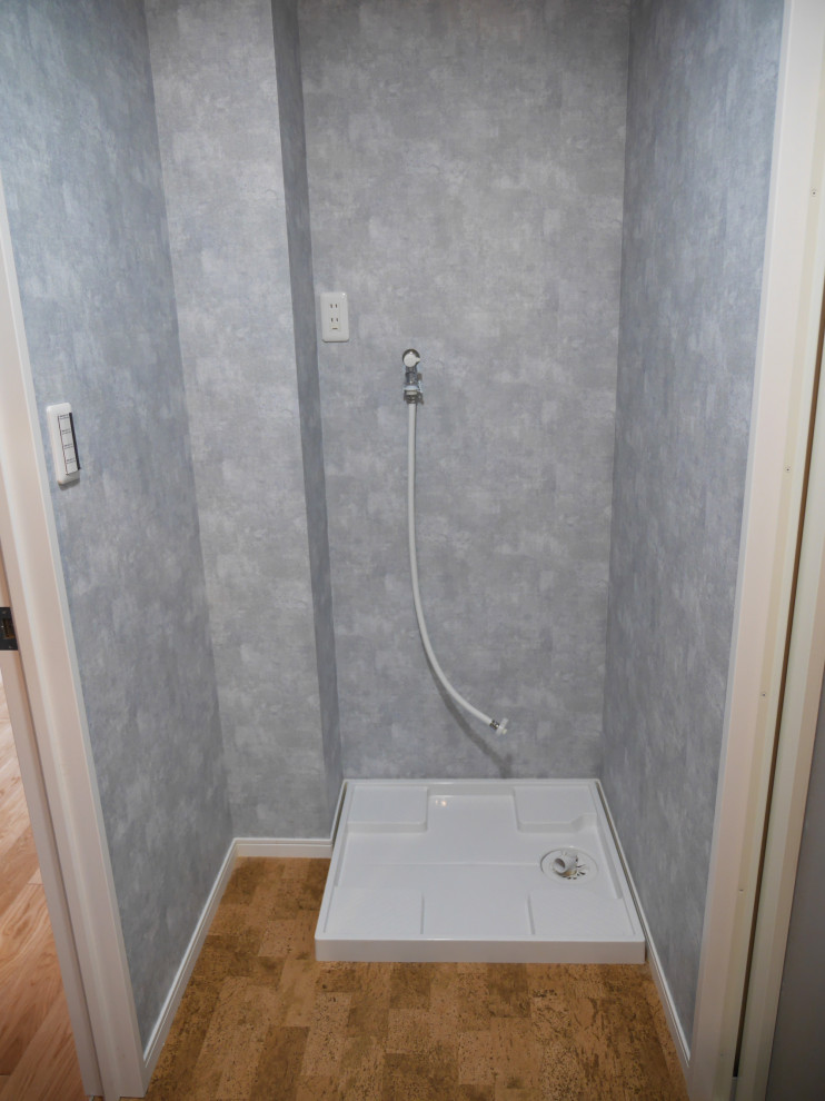 Imagen de cuarto de lavado lineal contemporáneo pequeño con paredes grises, suelo de corcho, lavadora y secadora integrada, suelo marrón, papel pintado y papel pintado