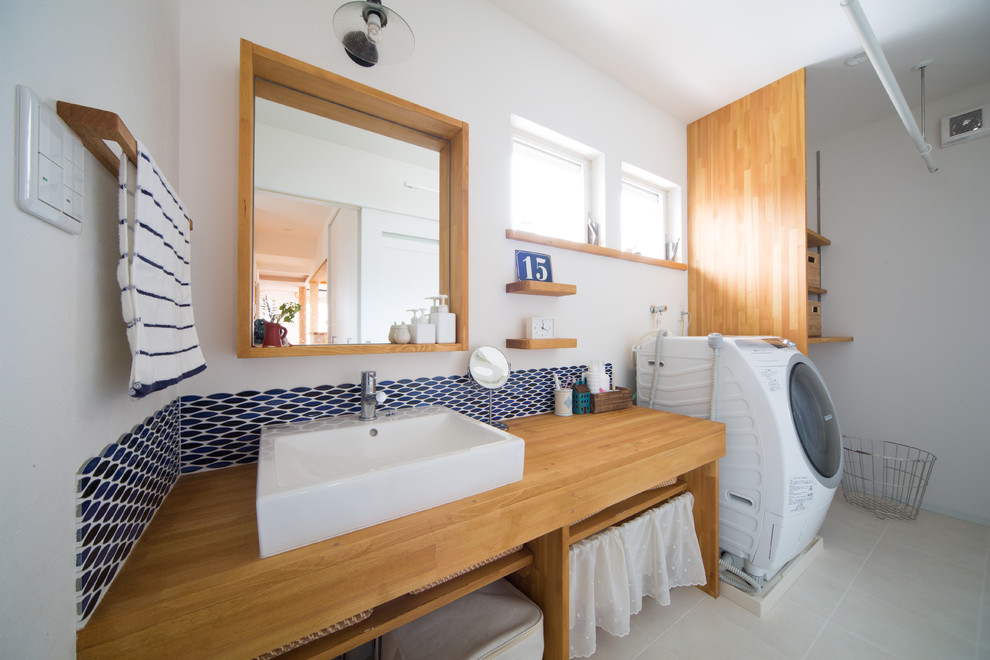 他の地域にある北欧スタイルのおしゃれな家事室 (I型、オープンシェルフ、木材カウンター、白い壁、洗濯乾燥機、中間色木目調キャビネット) の写真