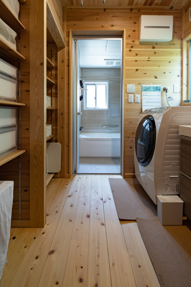 This is an example of a world-inspired galley utility room in Nagoya with open cabinets, medium wood cabinets, brown walls, light hardwood flooring, beige floors and white worktops.