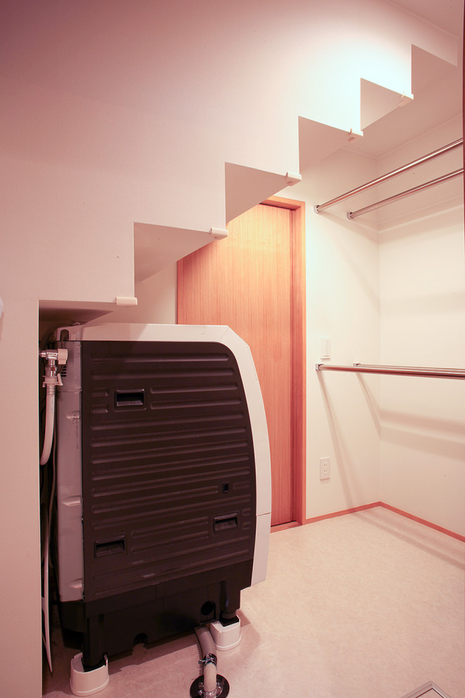 На фото: маленькая прямая универсальная комната в стиле модернизм с белыми стенами, ковровым покрытием, со стиральной машиной с сушилкой и бежевым полом для на участке и в саду с