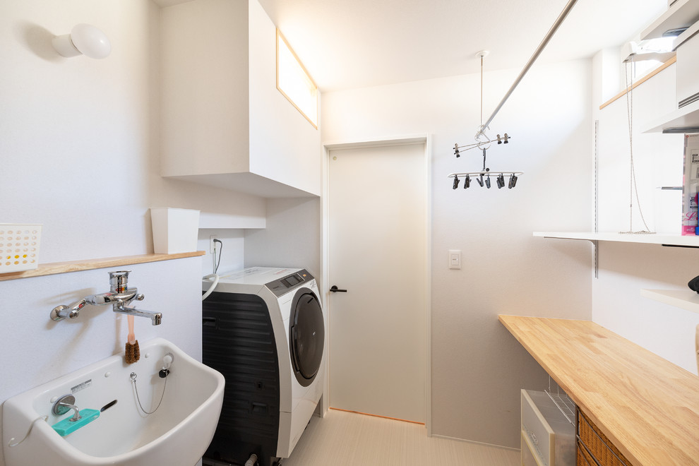 Ispirazione per una sala lavanderia contemporanea con nessun'anta, top in legno, pareti bianche, pavimento bianco e top marrone