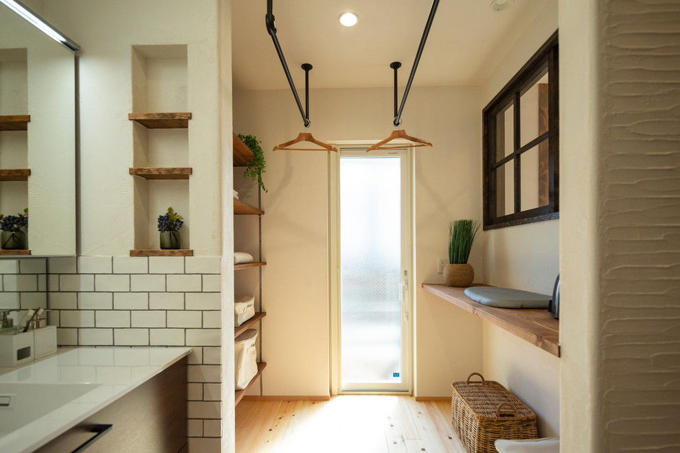名古屋にあるインダストリアルスタイルのおしゃれな家事室 (白い壁、無垢フローリング、マルチカラーの床) の写真