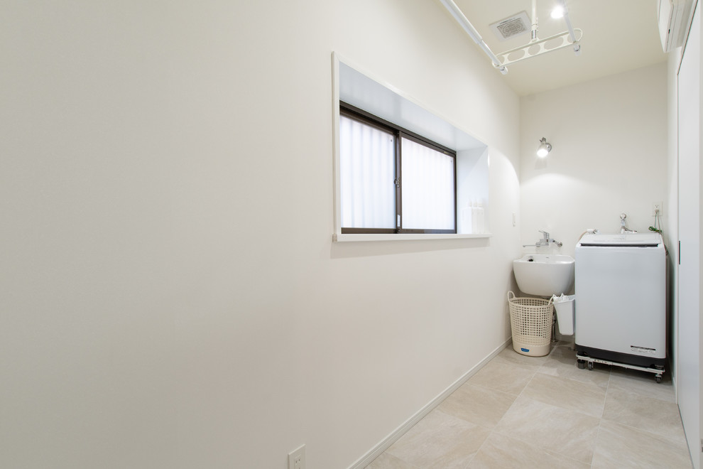 Cette photo montre une petite buanderie linéaire tendance dédiée avec un évier 1 bac, un mur blanc, un sol beige, un plafond en papier peint et du papier peint.