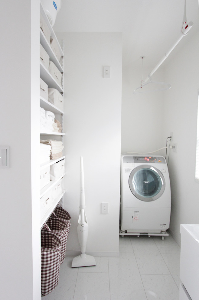 Exempel på ett mellanstort modernt vit linjärt vitt grovkök, med vita väggar, vitt golv, en integrerad diskho, öppna hyllor, vita skåp, bänkskiva i koppar, klinkergolv i porslin och en tvättmaskin och torktumlare bredvid varandra