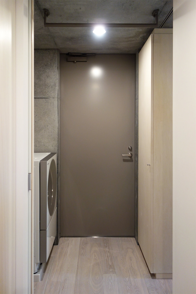 Foto de lavadero multiusos y de galera moderno con puertas de armario blancas, suelo de madera clara y suelo blanco