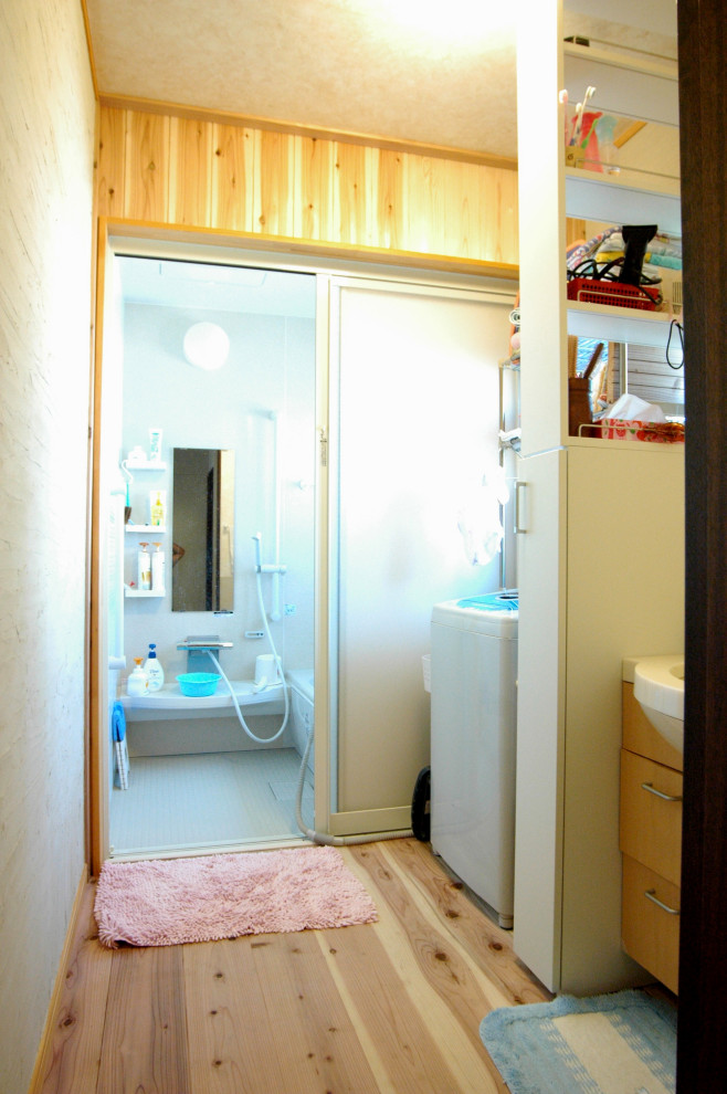 Mittelgroße Asiatische Waschküche mit weißer Wandfarbe, braunem Holzboden, braunem Boden und Tapetendecke in Sonstige