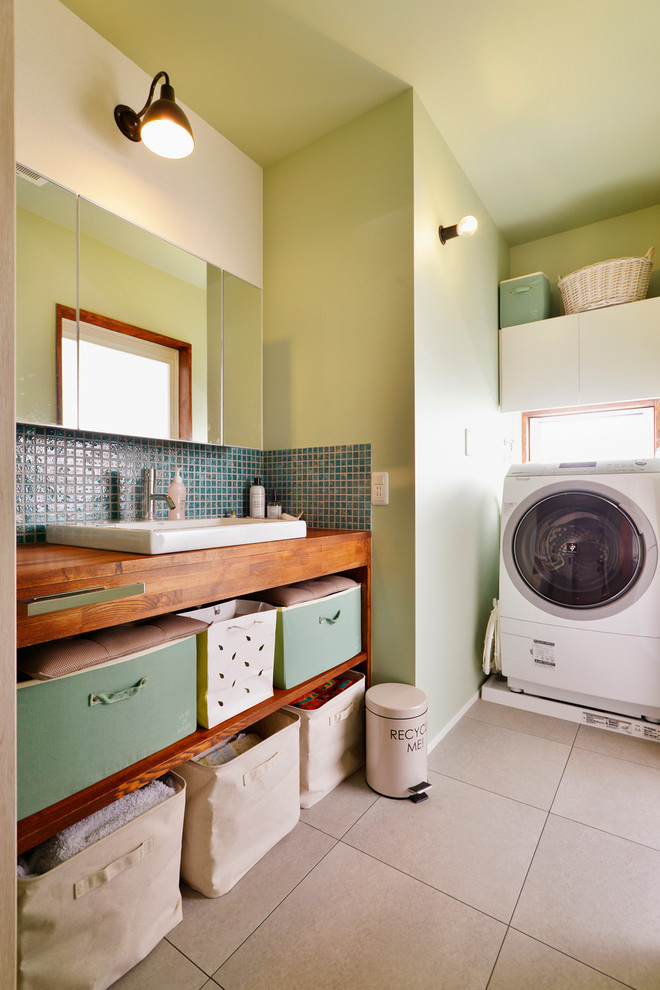 Inspiration för en orientalisk bruna brunt tvättstuga, med en nedsänkt diskho, öppna hyllor, träbänkskiva och gröna väggar