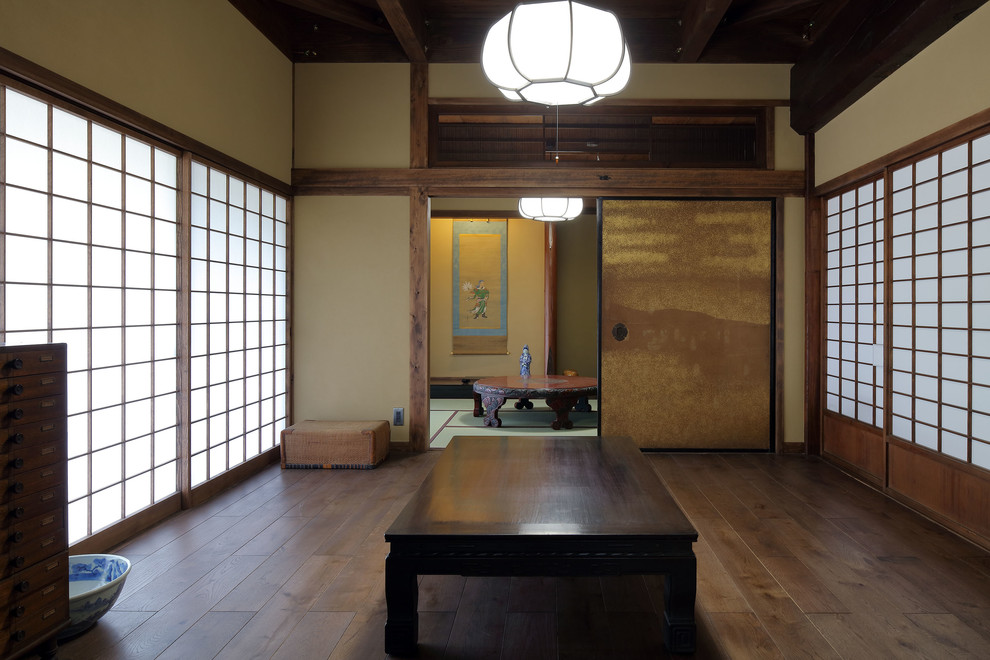 Exemple d'un salon asiatique fermé avec parquet foncé, un mur marron et un sol marron.