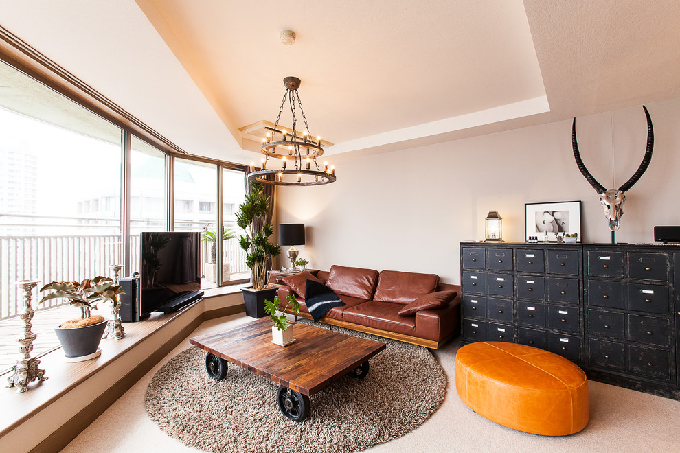 Inspiration för ett eklektiskt vardagsrum, med beige väggar och en fristående TV