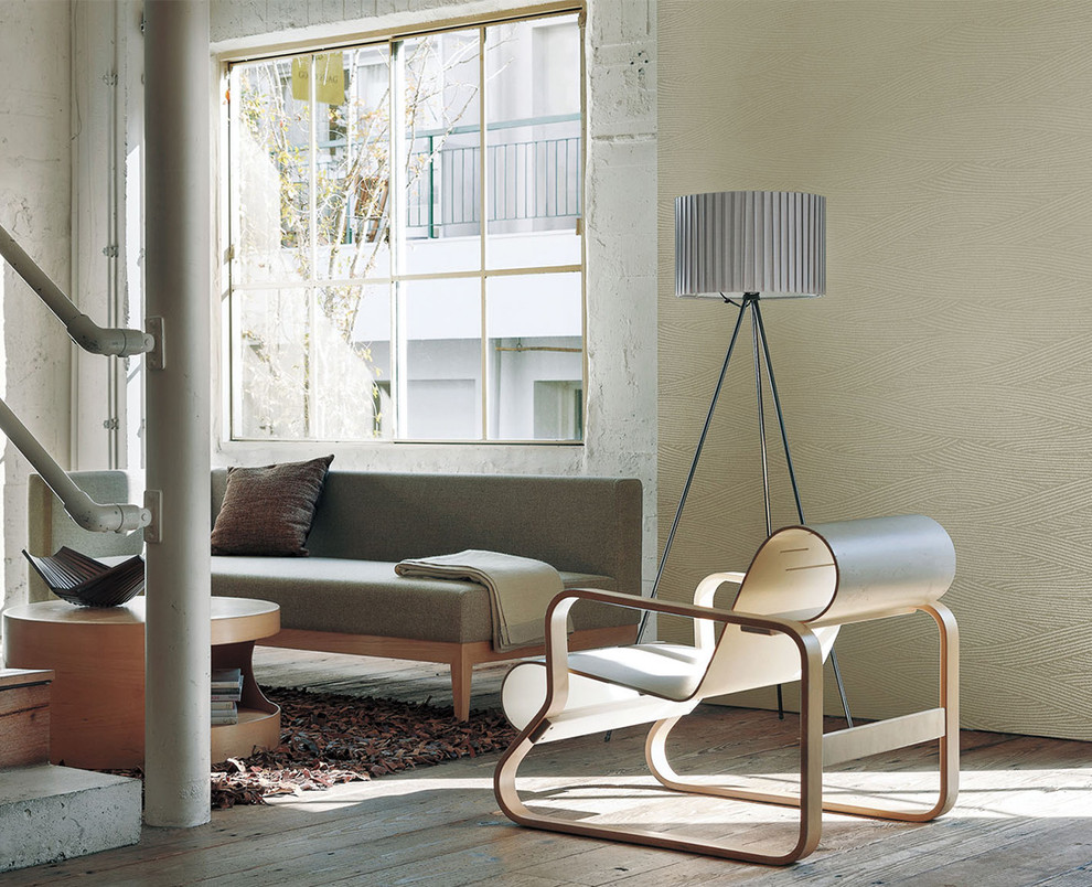 Inspiration pour un salon minimaliste avec un mur beige et parquet clair.