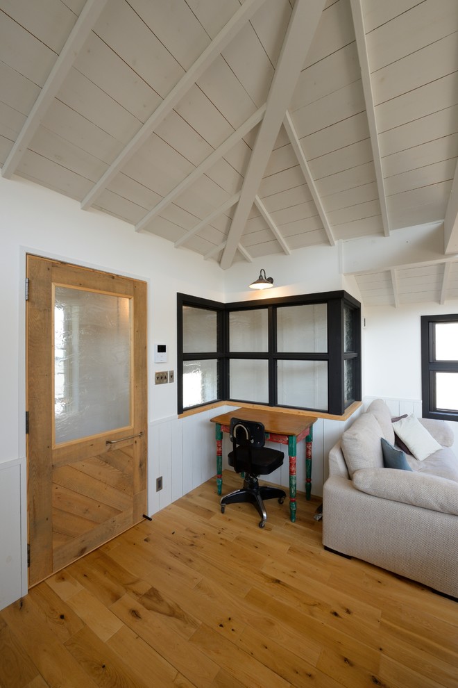 Ispirazione per un soggiorno design con stufa a legna e cornice del camino piastrellata