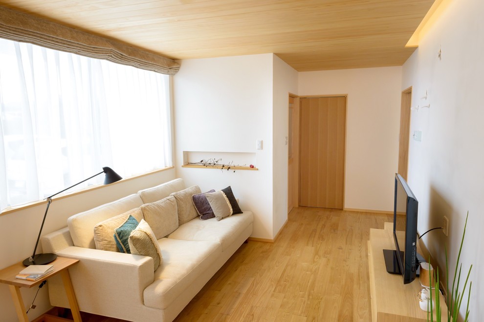 Стильный дизайн: открытая гостиная комната среднего размера в скандинавском стиле с белыми стенами, паркетным полом среднего тона и отдельно стоящим телевизором без камина - последний тренд