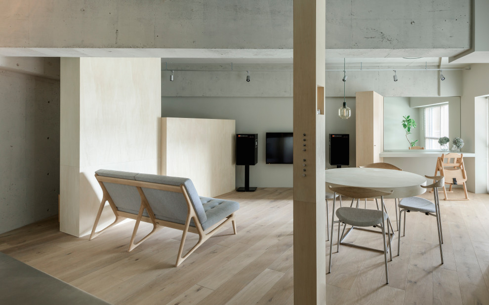 Пример оригинального дизайна: открытая гостиная комната среднего размера в современном стиле с серыми стенами