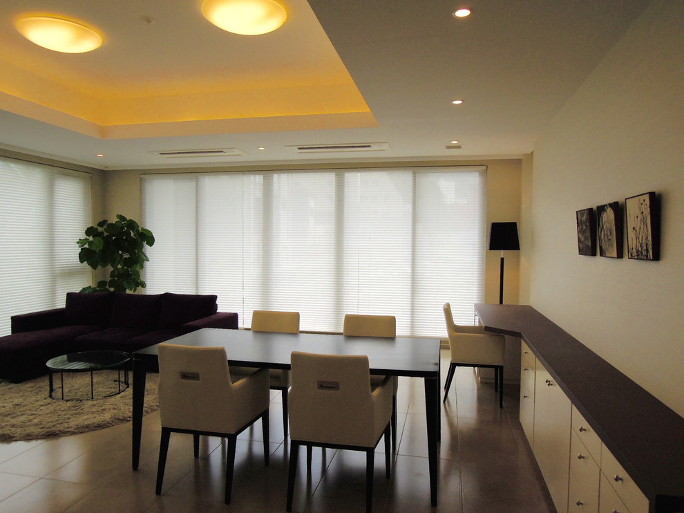 Modernes Esszimmer mit Keramikboden und beigem Boden in Tokio