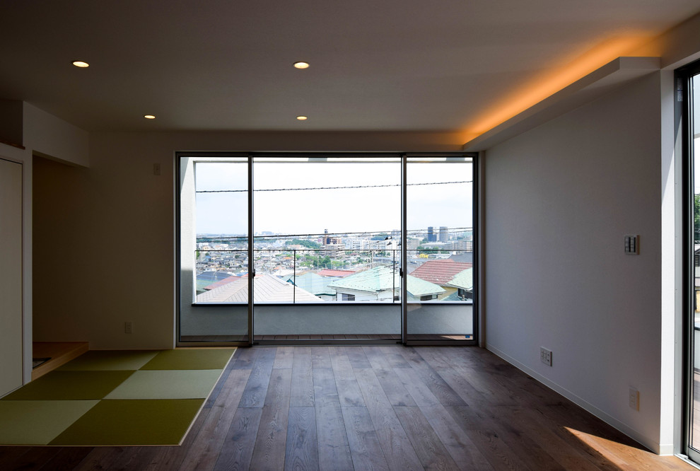 Foto di un soggiorno di medie dimensioni e aperto con pareti bianche, parquet scuro e pavimento marrone