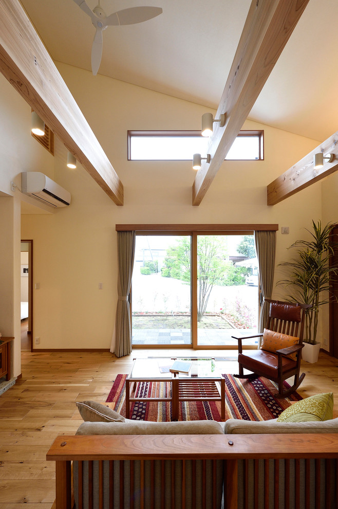 Foto de salón abierto de tamaño medio con paredes blancas, suelo de madera en tonos medios y televisor independiente
