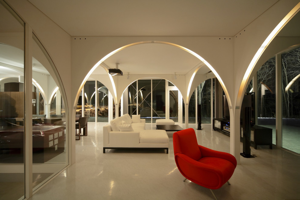 Diseño de salón abierto actual con paredes blancas, televisor independiente y arcos