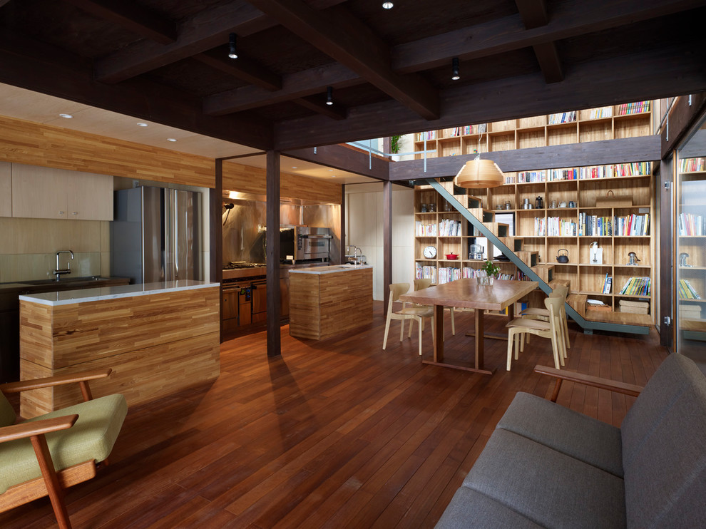 Offenes Modernes Wohnzimmer mit beiger Wandfarbe, braunem Holzboden und braunem Boden in Tokio