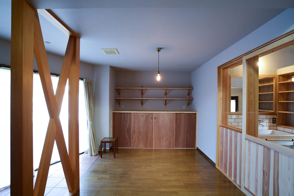 Foto de salón cerrado pequeño sin chimenea con paredes grises, suelo de contrachapado, televisor independiente y suelo beige
