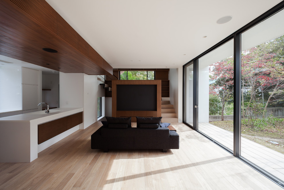 Mittelgroßes, Offenes Modernes Wohnzimmer mit weißer Wandfarbe und TV-Wand in Nagoya