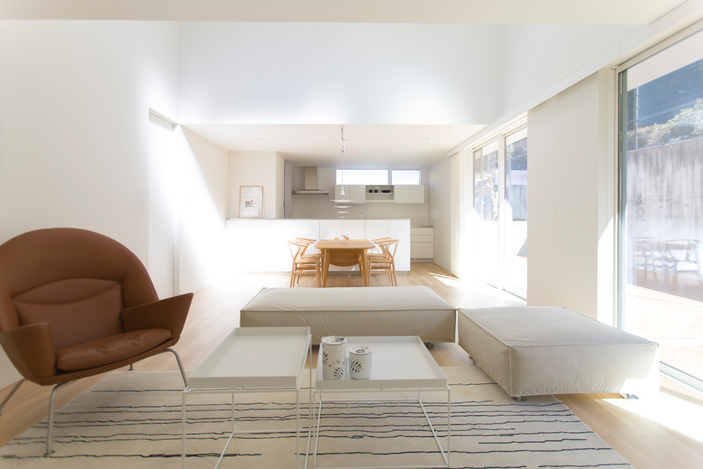 Idee per un grande soggiorno nordico aperto con sala formale, pareti bianche, parquet chiaro e pavimento beige