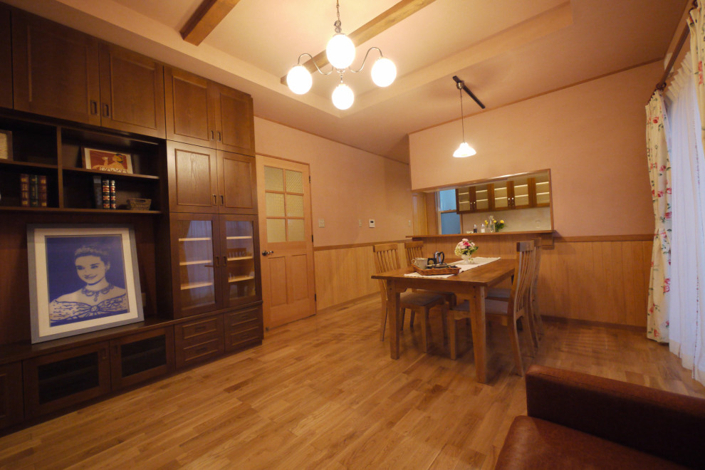 Exemple d'un salon nature de taille moyenne et ouvert avec une salle de réception, un mur rose, un sol en bois brun, un téléviseur dissimulé, un sol marron, un plafond en lambris de bois et du lambris de bois.