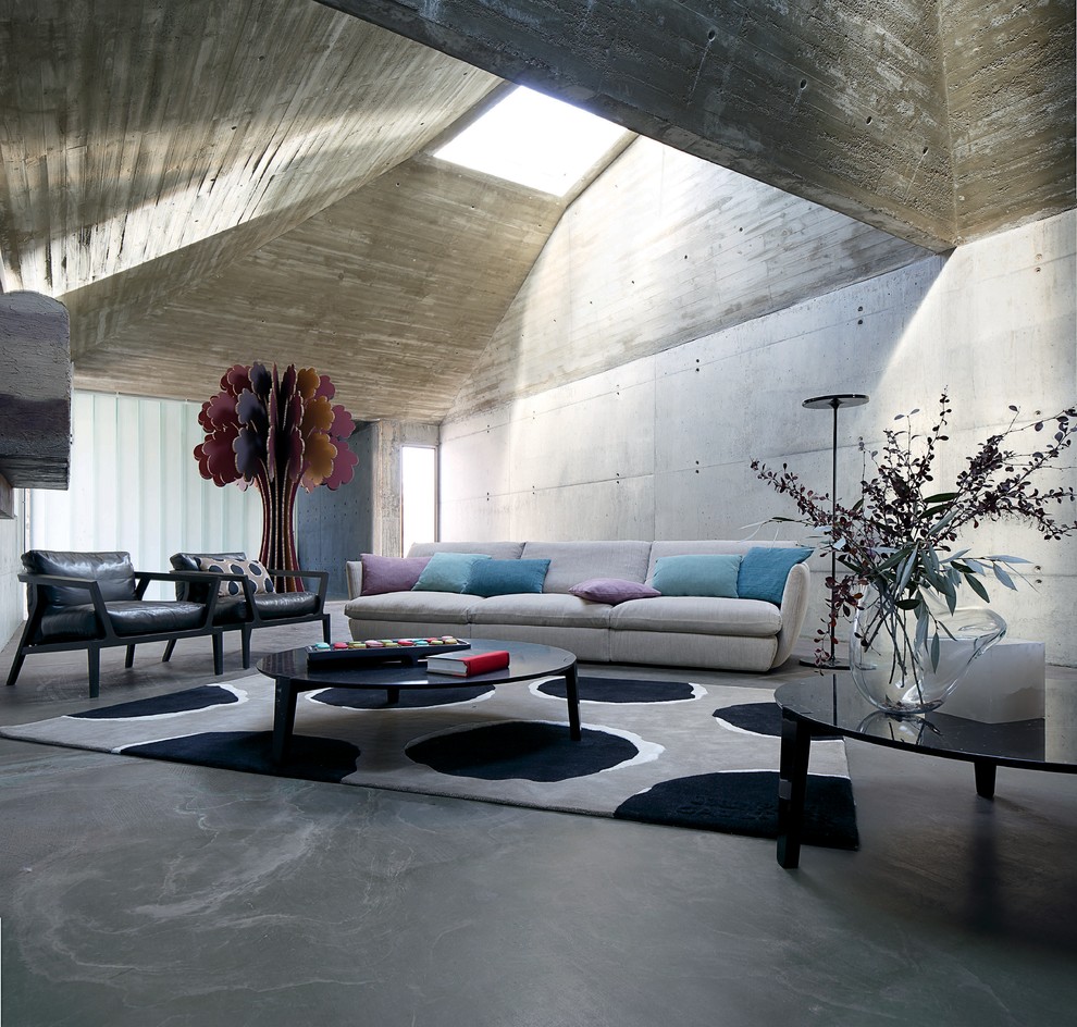 Inspiration för ett industriellt vardagsrum, med grå väggar och grått golv