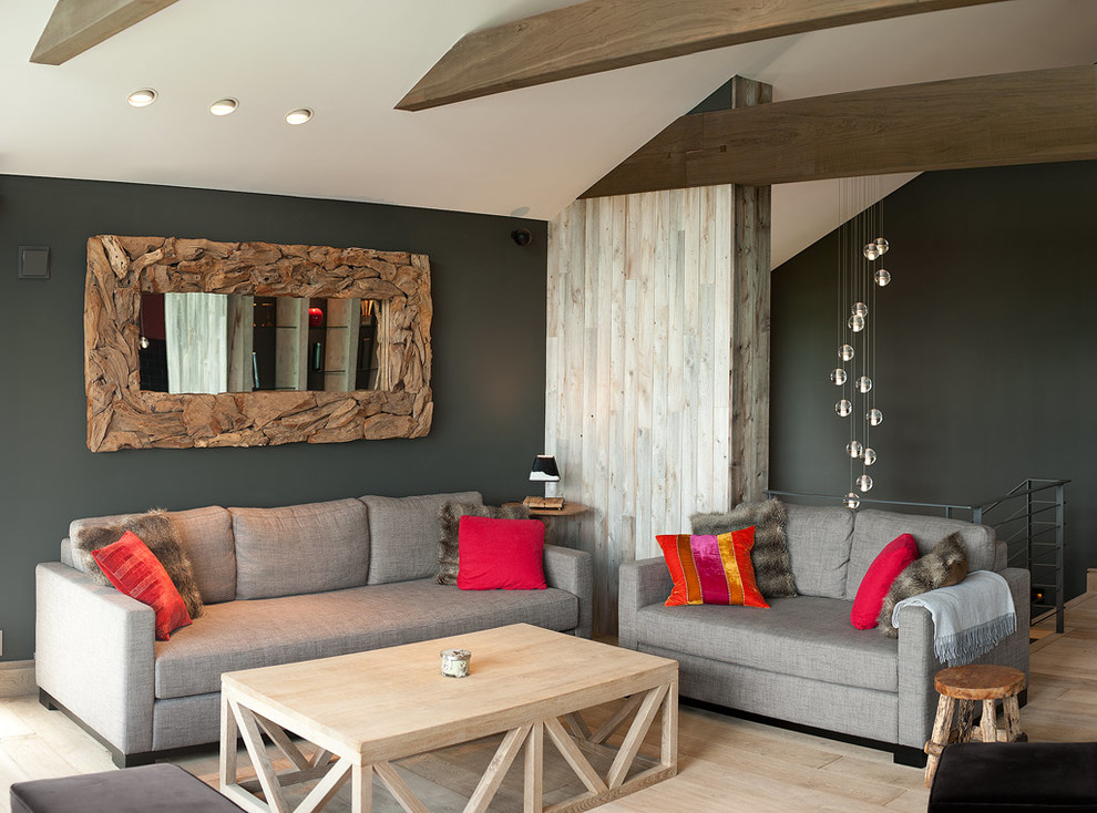 Modelo de salón rural sin chimenea y televisor con paredes negras y suelo de madera clara