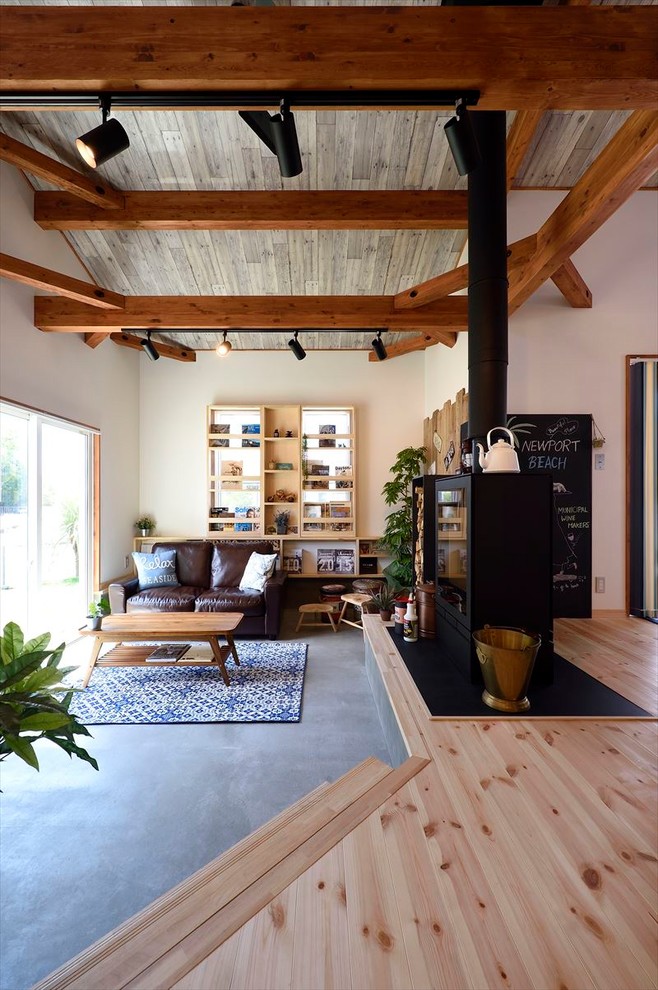Idéer för ett asiatiskt vardagsrum, med vita väggar, betonggolv, en hängande öppen spis och grått golv