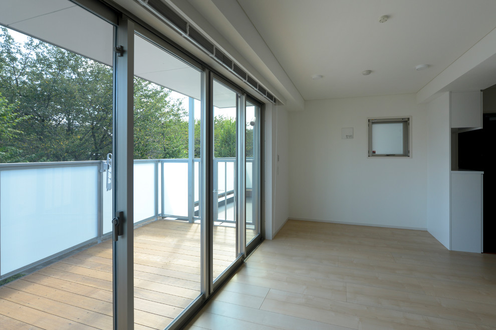 Offenes, Großes Industrial Wohnzimmer ohne Kamin mit weißer Wandfarbe, Sperrholzboden, freistehendem TV und beigem Boden in Tokio Peripherie